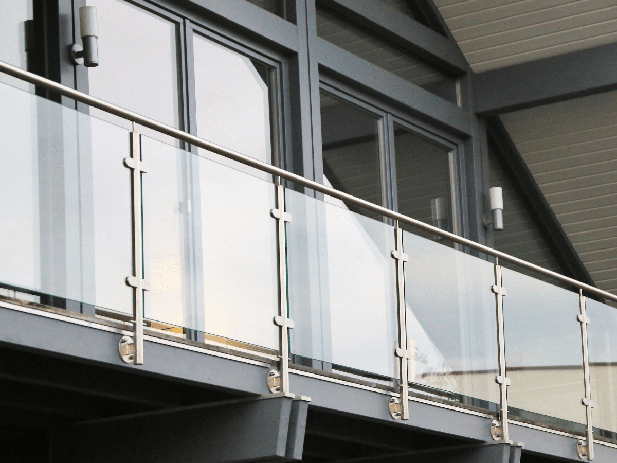 SLeek glass deck railing for a backyard deck