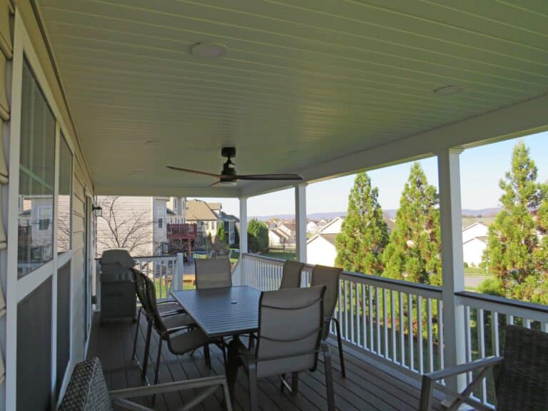 deck with roof-deck with table and chairs